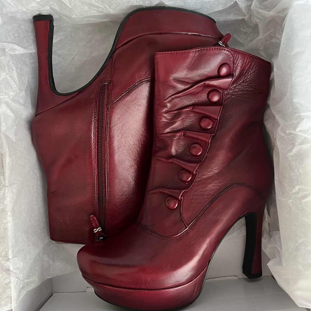 Earthies Women’s Ferrara Deep Red Silky leather Ankle Boots Victorian buttons 7